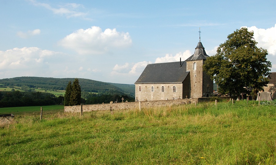 La chapelle Saint-Remy en face du château